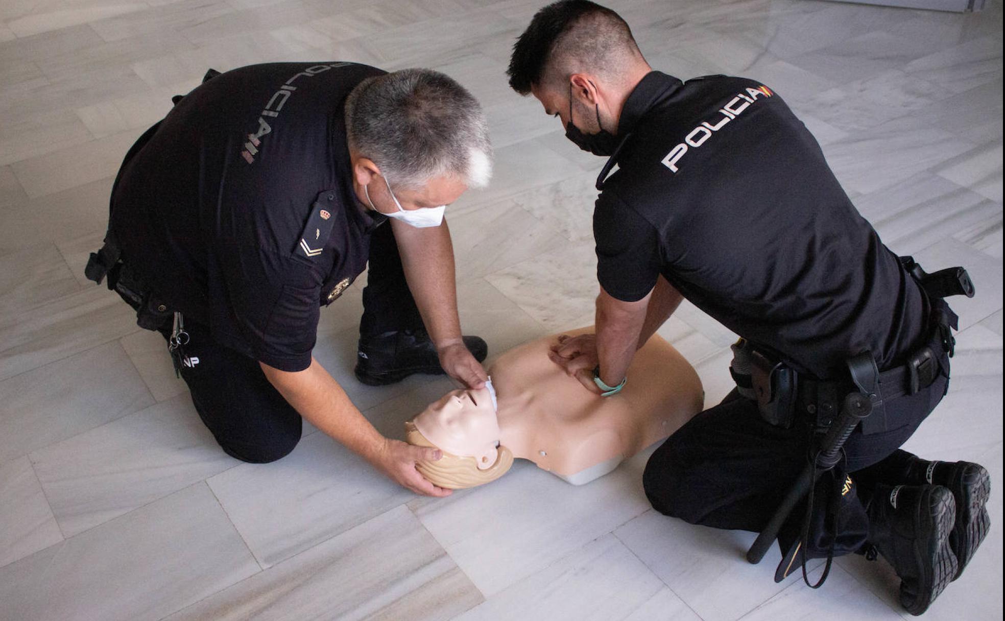 Los agentes repiten la maniobra que realizaron al sujeto al verde de la muerte. 