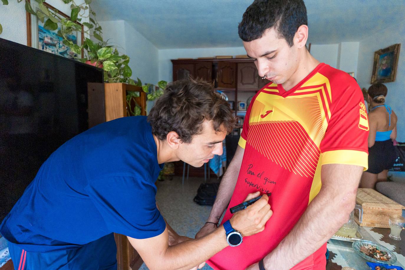 Jordi Xammar dedica «al gran superviviente» la camiseta de la selección nacional de vela que regaló a Elías Matute. 