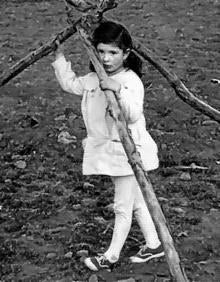 Imagen secundaria 2 - Momento del pregón en las fiestas de Lanteira (1), con el padre Ferrer, en la India (2) y jugando de niña, en el campo (3).