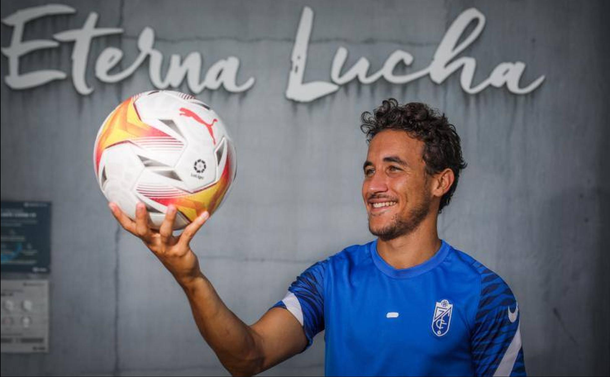 Luis Milla sonríe embelesado al balón de LaLiga en Primera división para esta nueva temporada 2020/21, que echa a rodar mañana para el Granada. 