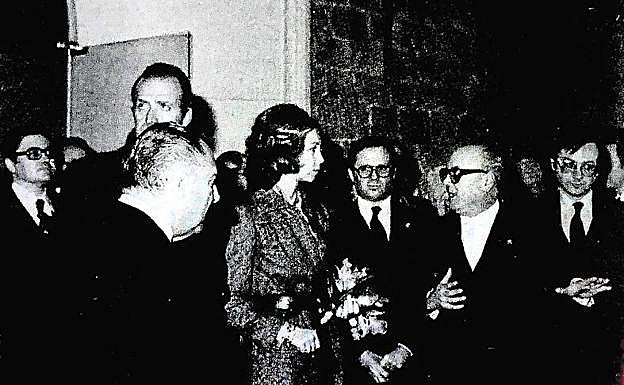 Navarrete explica a los Reyes los fondos íberos.