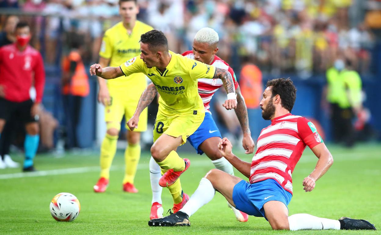Germán Sánchez trata de cerrar el paso a Yéremi Pino. 