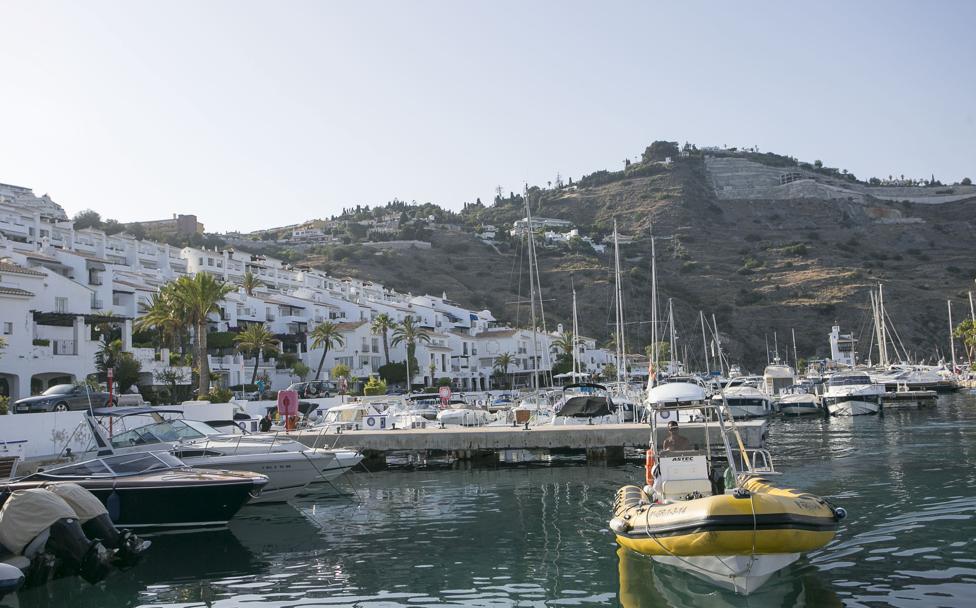 El puerto está rodeado por urbanizaciones de lujo. 