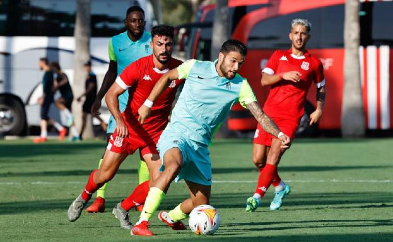 Antoñín serpentea con un balón en el amistoso frente al Alcorcón en Marbella. 