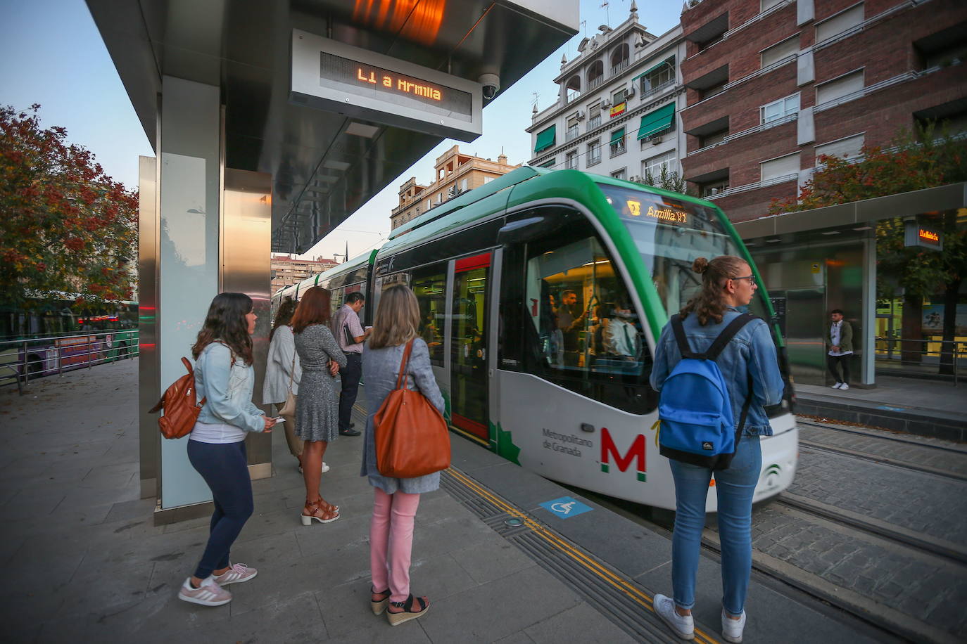 Diversos pasajeros aguardan a tomar el metropolitano en Granada.