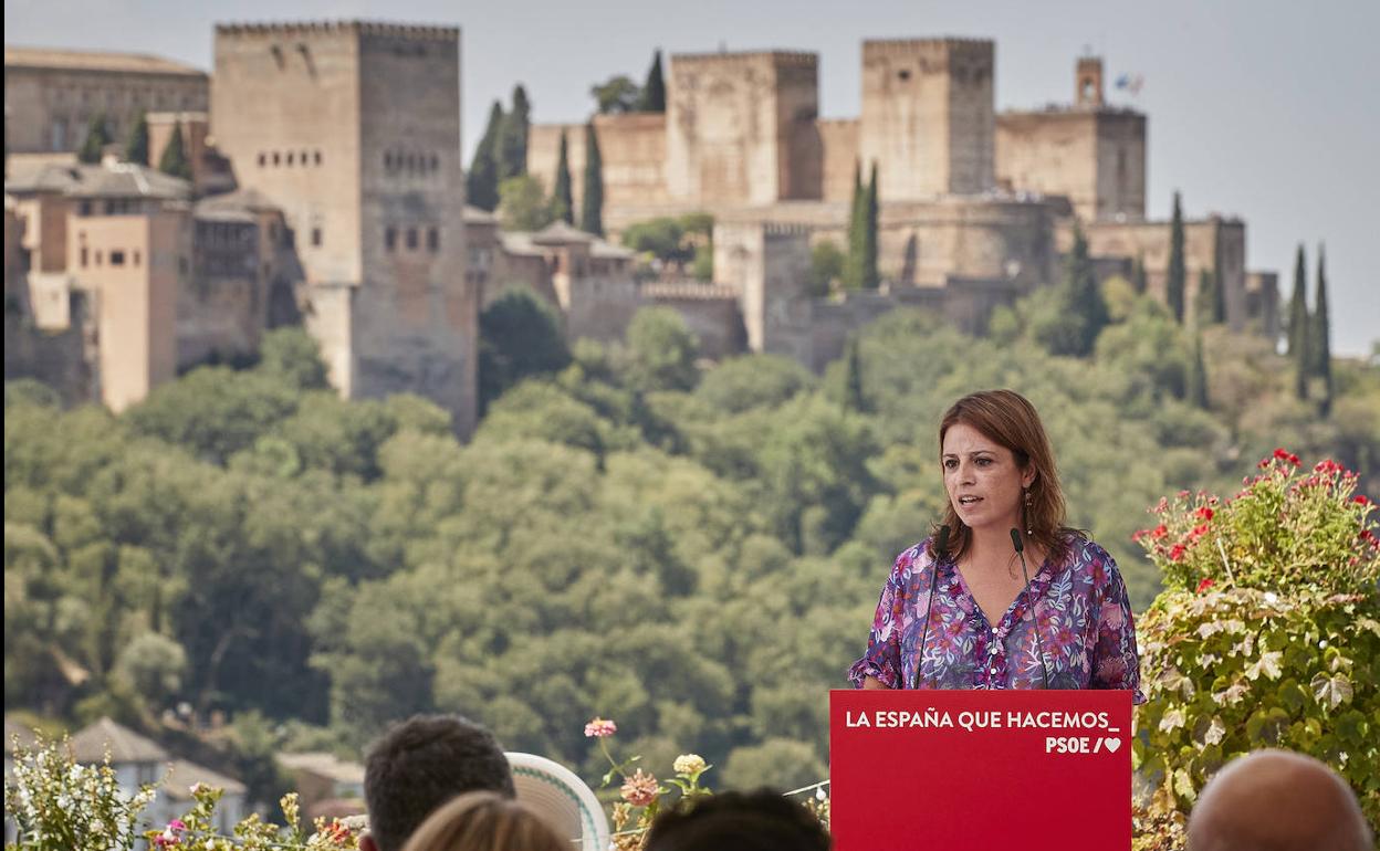 Lastra se dirige a los asistentes al acto del PSOE con la imagen de la Alhambra al fondo. 