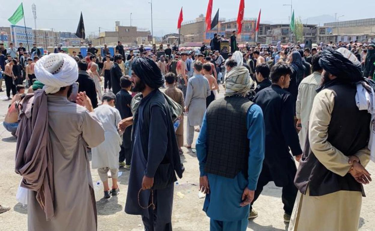 Los talibanes montan guardia mientras los musulmanes chiítas asisten a una procesión de luto en Kabul 