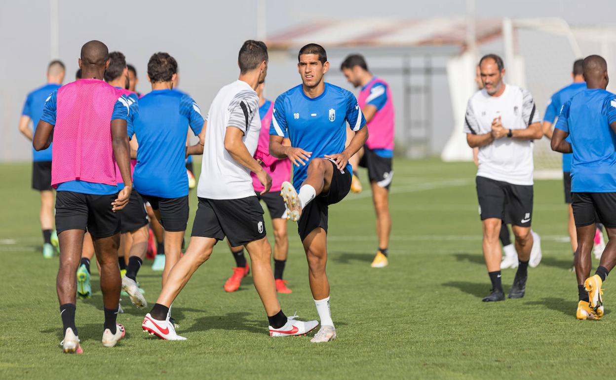 El peruano Luis Abram, en el centro de la imagen, durante un entrenamiento. 
