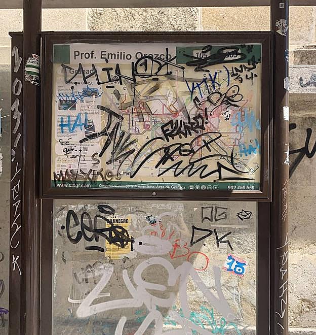 Mapa de la ciudad situado en una marquesina, completamente ilegible debido a las pintadas