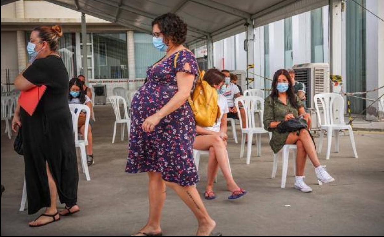 Una mujer embarazada en el Parque Norte de Bomberos tras haberse vacunado. 