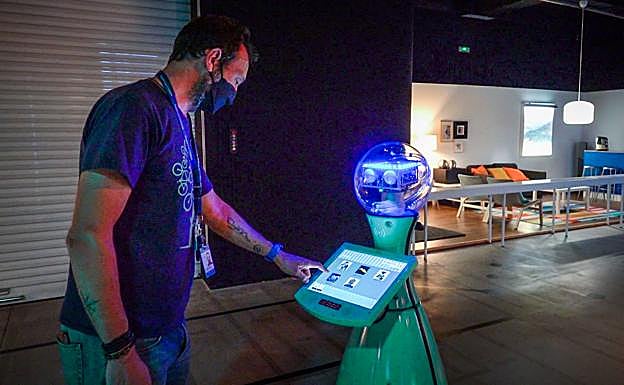 robot ADA, que hace de guía en la exposición.