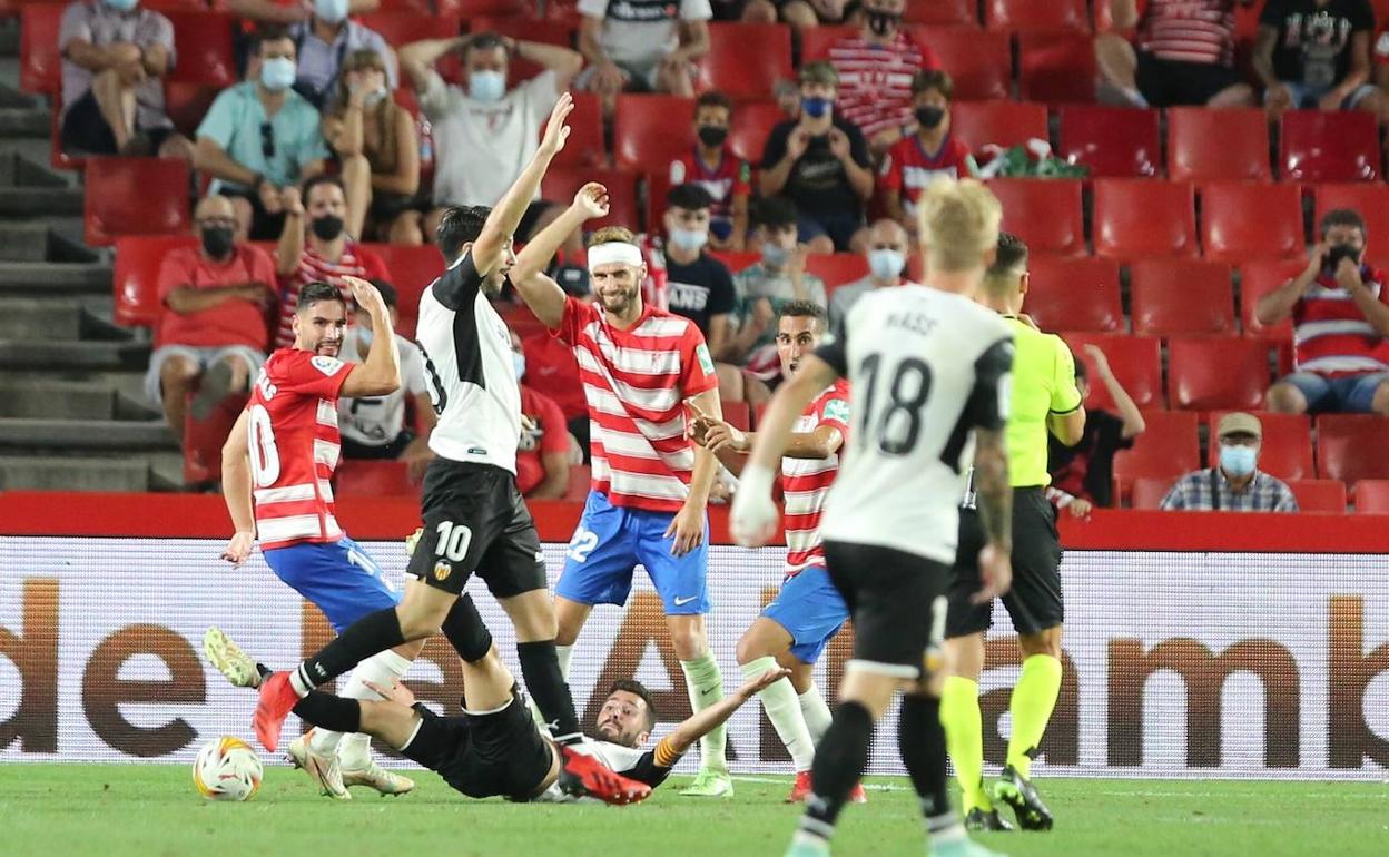 Puertas y el resto de compañeros del almeriense protestan el penalti pitado. 