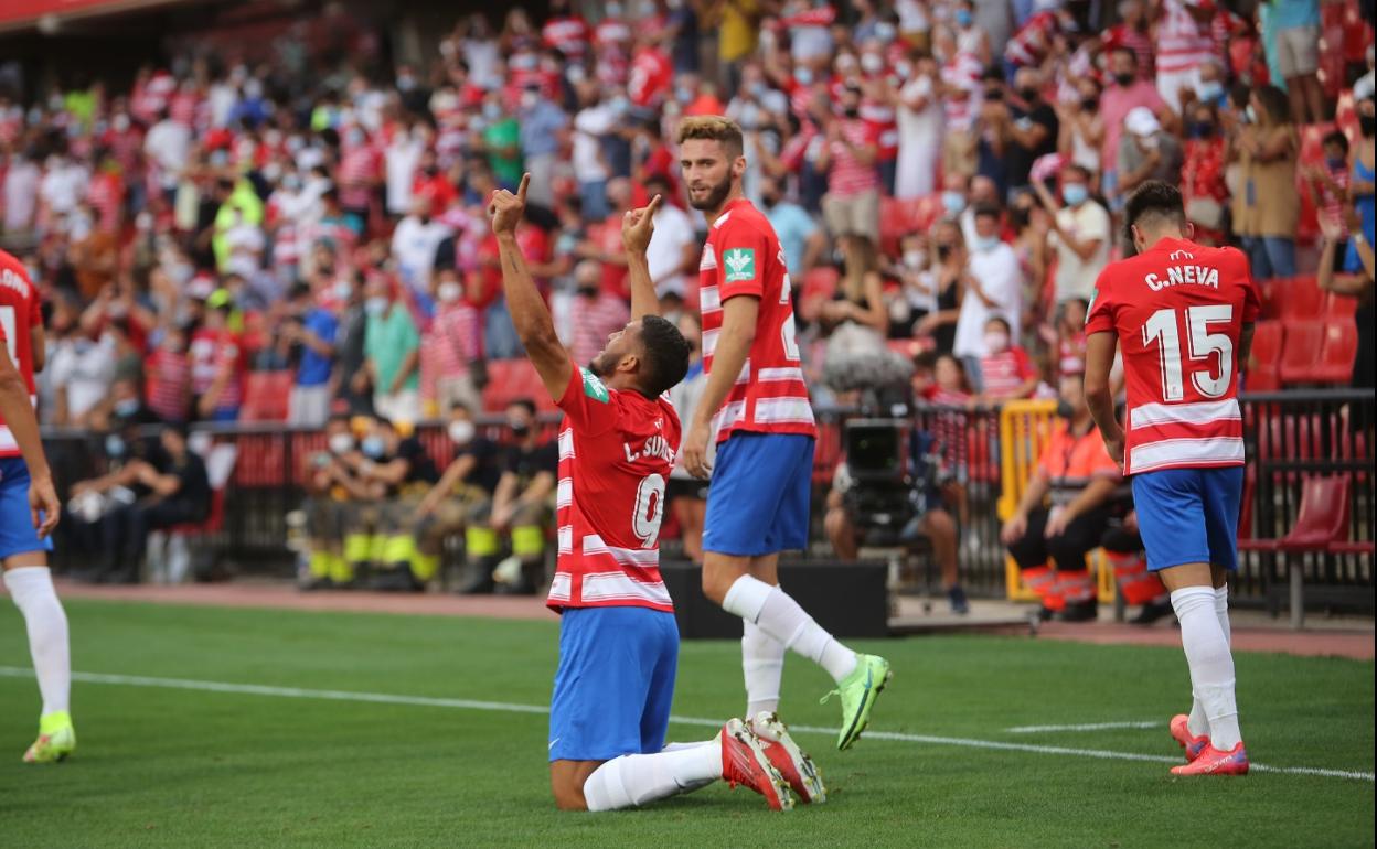 Luis Suárez celebra su gol en solitario tras ser abrazado por sus compañeros. 