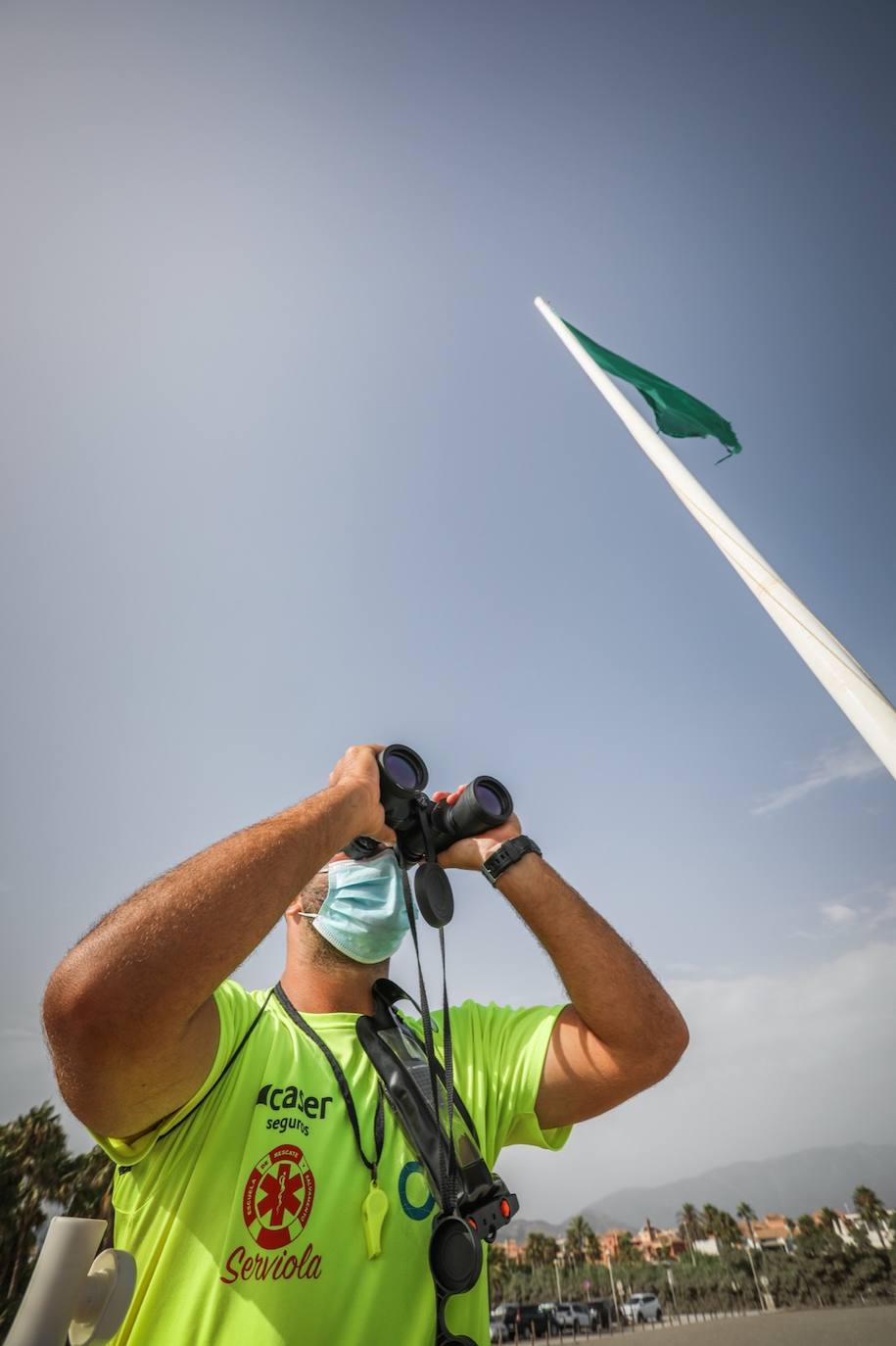 Fotos: Ls socorristas atienden un millar de picaduras de medusa en la costa granadina