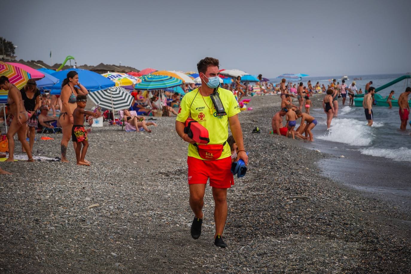 Fotos: Ls socorristas atienden un millar de picaduras de medusa en la costa granadina