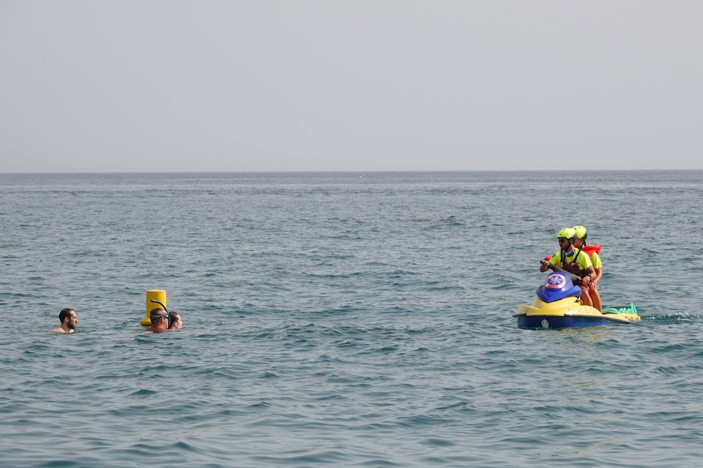 Fotos: Ls socorristas atienden un millar de picaduras de medusa en la costa granadina