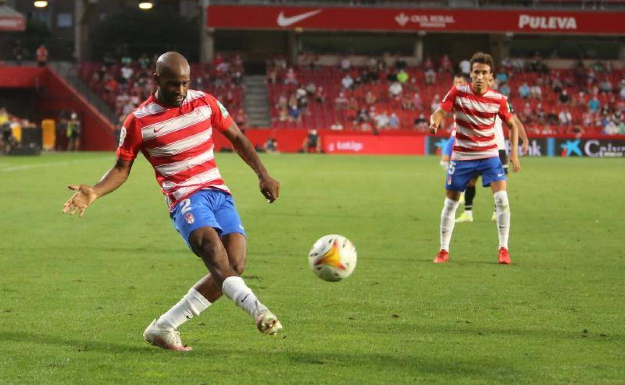Dimitri Foulquier pone un centro en el partido contra el Valencia. 