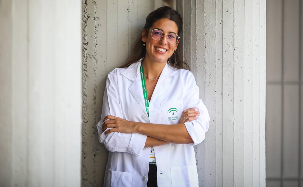 Paula Fuica atiende a pacientes en el centro de salud del Zaidín. 