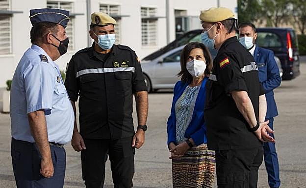 Robles visita el Cuartel de la UME en Torrejón. 
