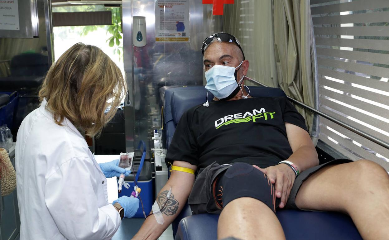 Un voluntario dona sangre en una unidad móvil de Cruz Roja en el centro de Madrid.