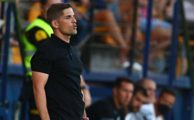 Robert Moreno, en su estreno oficial como técnico del Granada ante el Villarreal. 