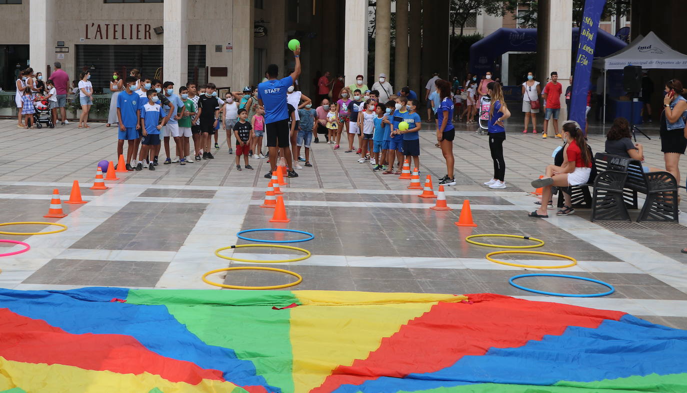 El público almeriense despide a la 'serpiente multicolor'.