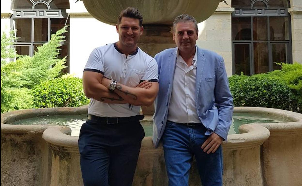 El cantante Manu Tenorio y el Diputado de Cultura, Ángel Vera. 