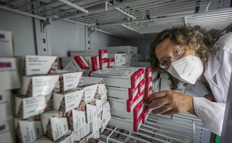 Carolina Alarcón selecciona uno de los muchos fármacos que guardan en su servicio.