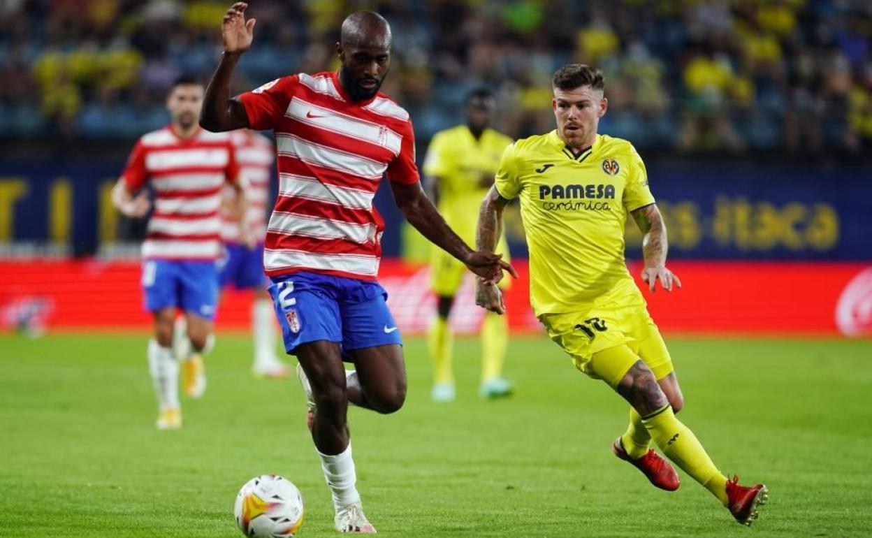 Dimitri Foulquier conduce un balón ante Alberto Moreno frente al Villarreal. 