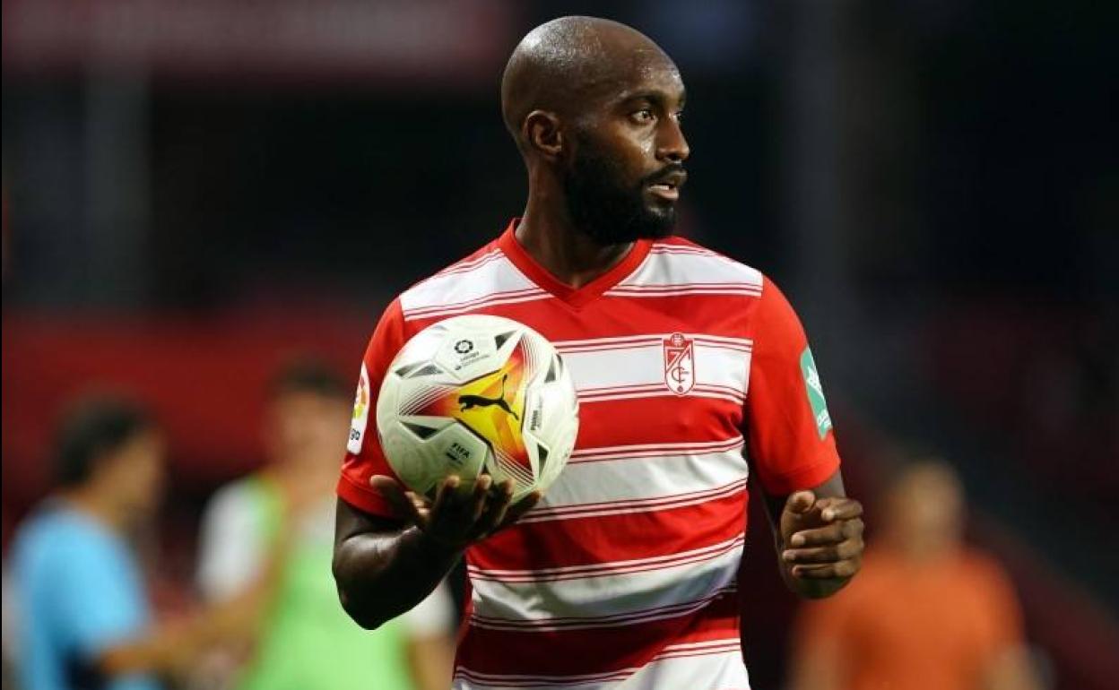 Dimitri Foulquier sostiene un balón para sacar de banda. 