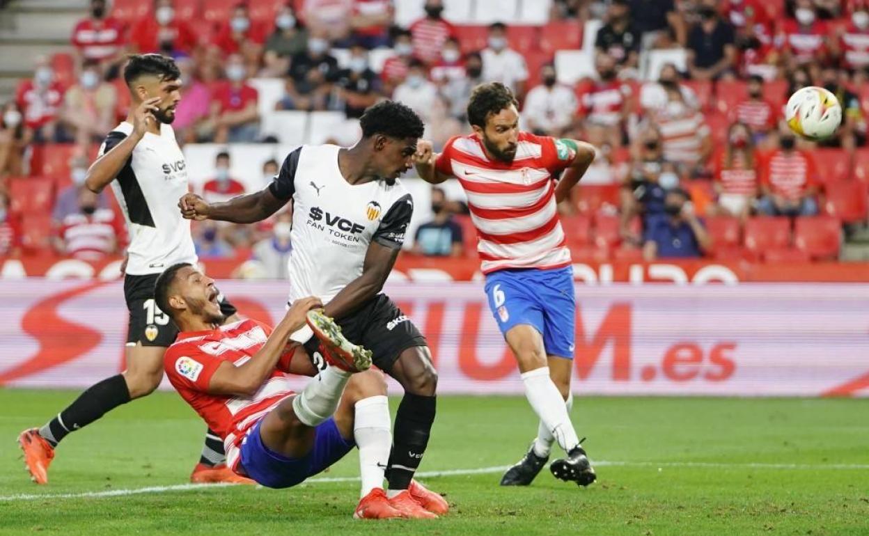 Germán Sánchez perdona en el área pequeña una ocasión ante el Valencia. 