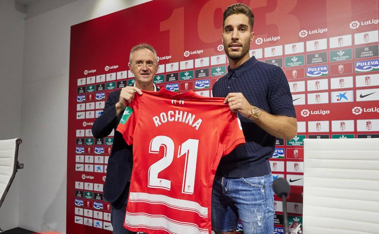 Pep Boada, director deportivo del club, sostiene la camiseta que lucirá Rubén Rochina junto al jugador. 