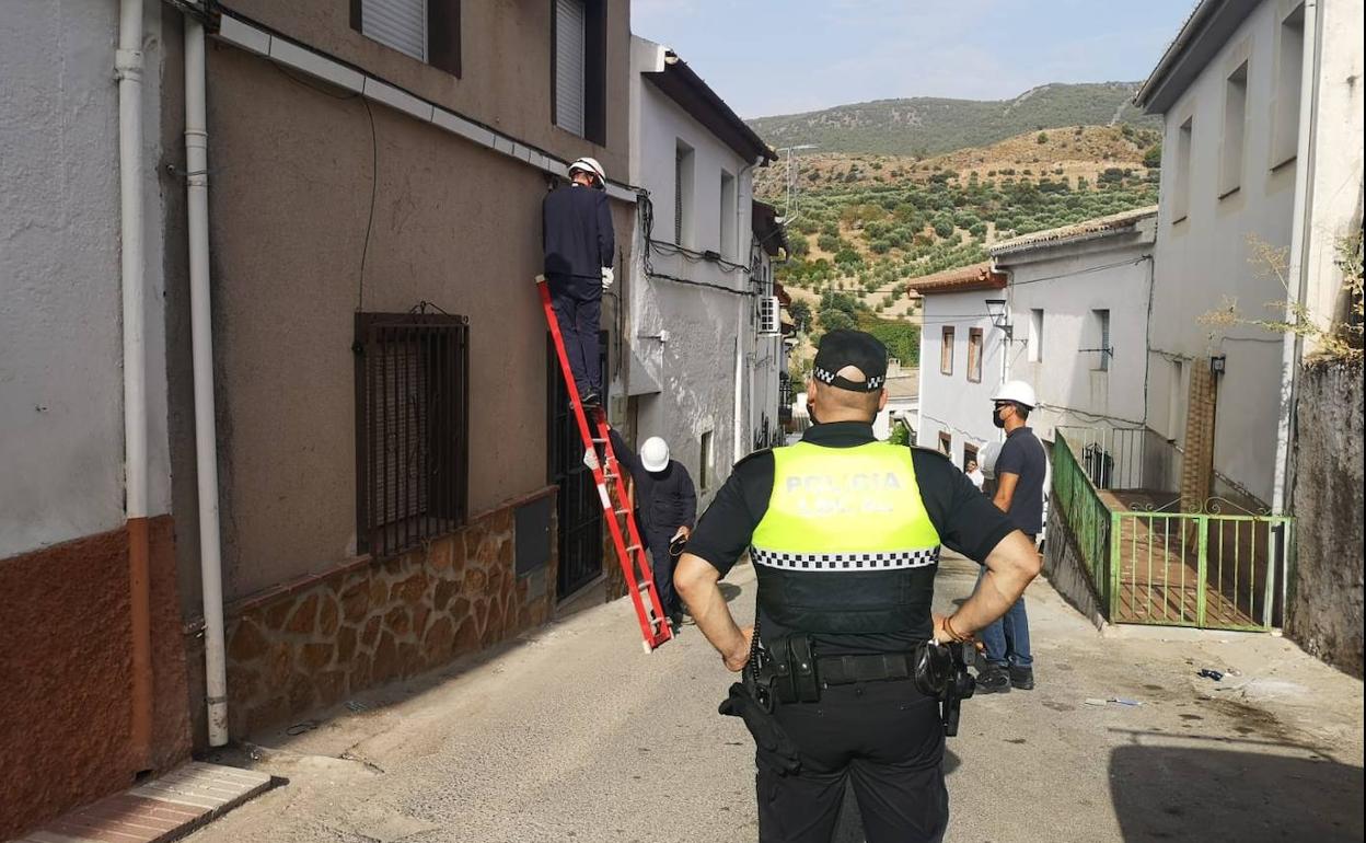 Un agente de la Policía Local de Íllora observa a los técnicos durante una de las intervenciones. 