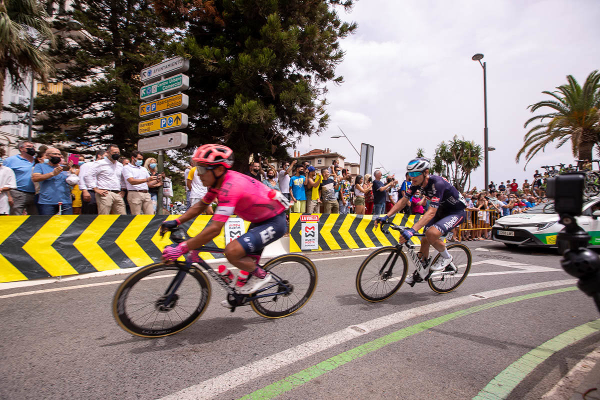 Las mejores imágenes de la ronda discurriendo por la localidad costera