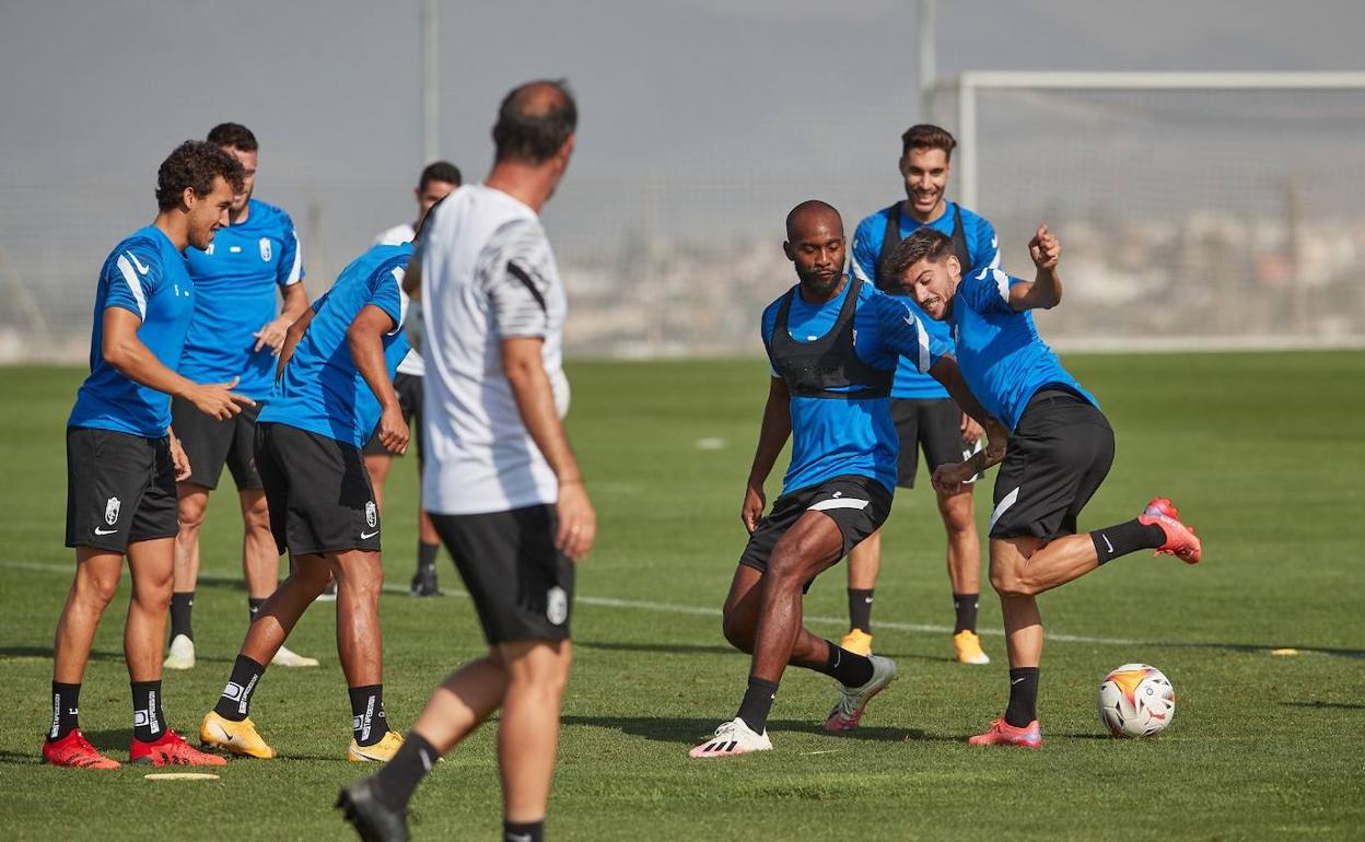 Dimitri Foulquier intenta arrebatar el balón a Carlos Neva en el entreno de este miércoles. 