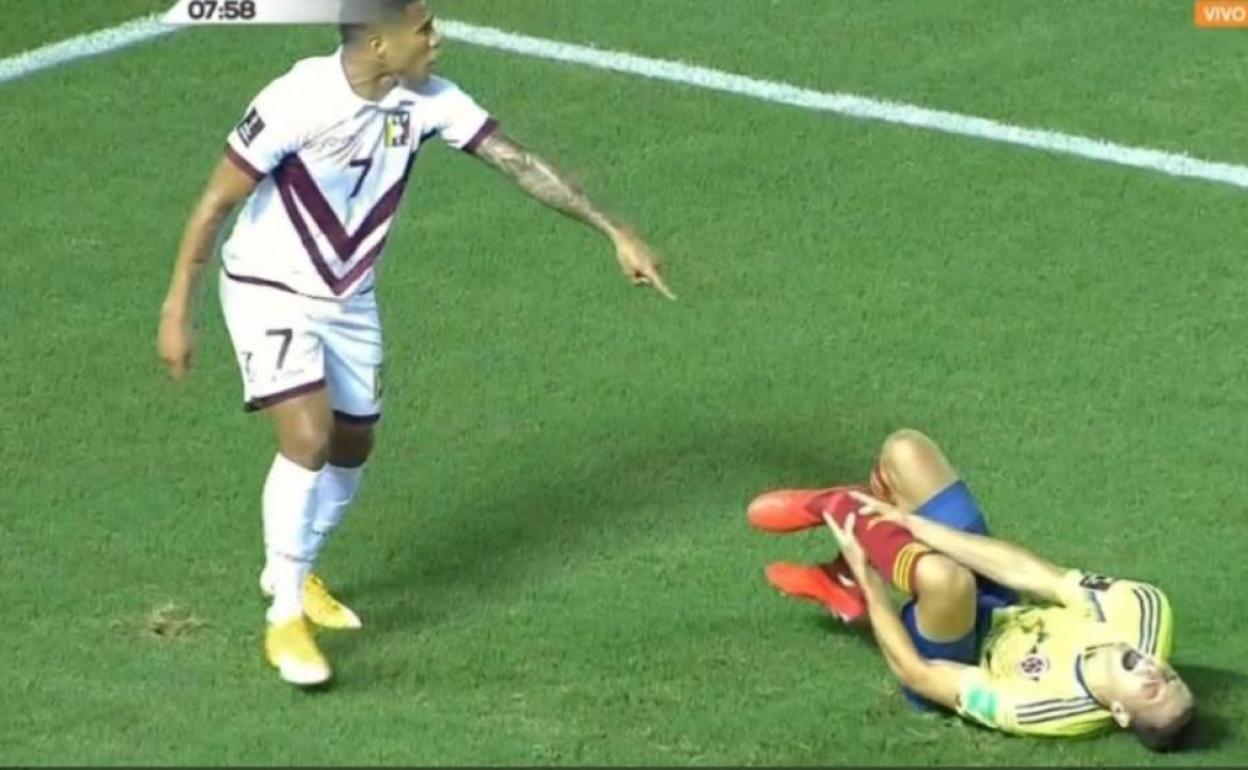 Machís señala al árbitro la escalofriante lesión de Arias. 