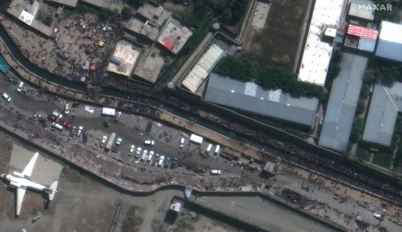 Vista aérea del aeropuerto de Kabul en el que se observan las aglomeraciones de personas. 