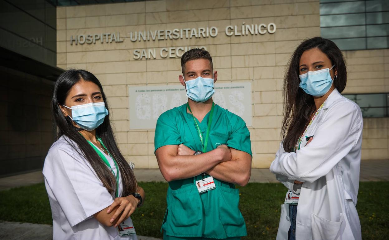 Mateo, Brenda y Lucía, estudiantes de MIR y FIR, en el Hospital Clínico San Cecilio. 