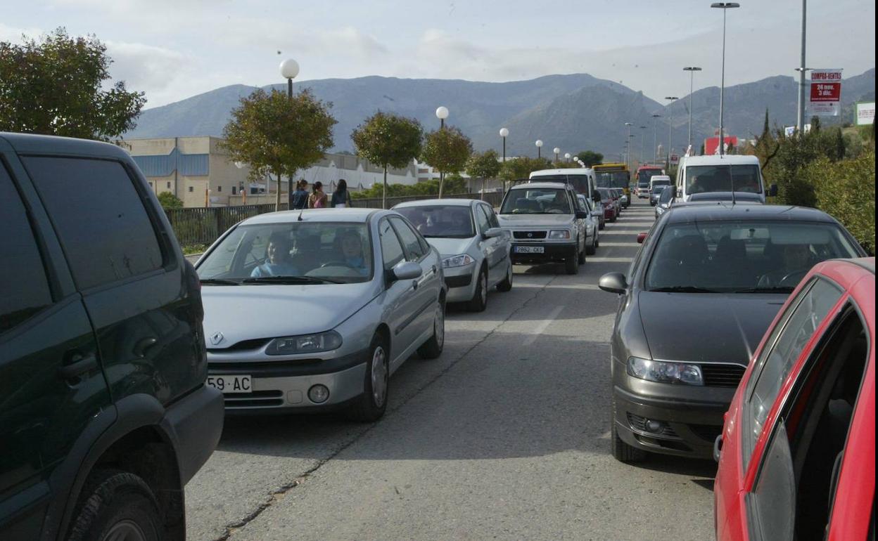 Atasco en la Carretera de Granada un jueves de mercadillo en la capital jienense.