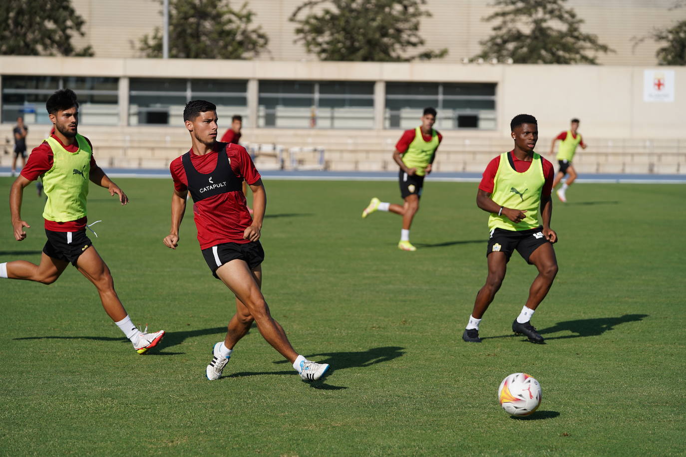 Lucas Robertone, sin secuelas, profundiza con el balón, con Ramazani atento. 