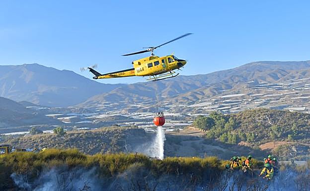 Efectivos del Infoca trabajan sobre el terreno, ayudados por los medios aéreos