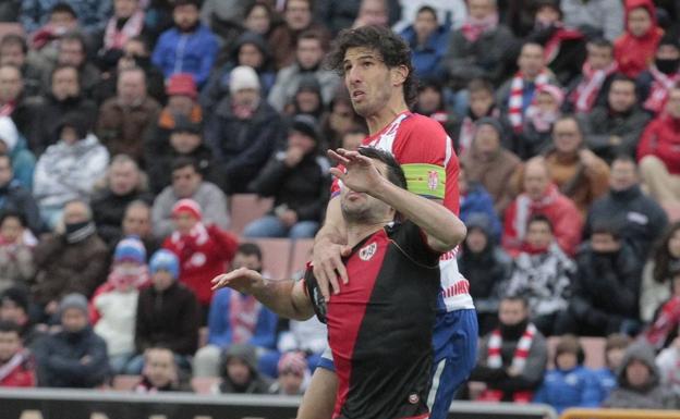 Mainz, que luce el brazalete del Granada, despeja un balón ante el Rayo. 