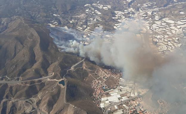 El Infoca ha desplazado a un amplio operativo para la extinción del incendio