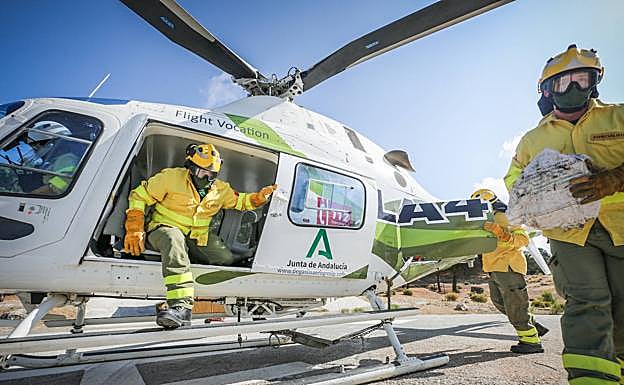 Imagen principal - El personal del Infoca trabaja entre la adrenalina y la rapidez.