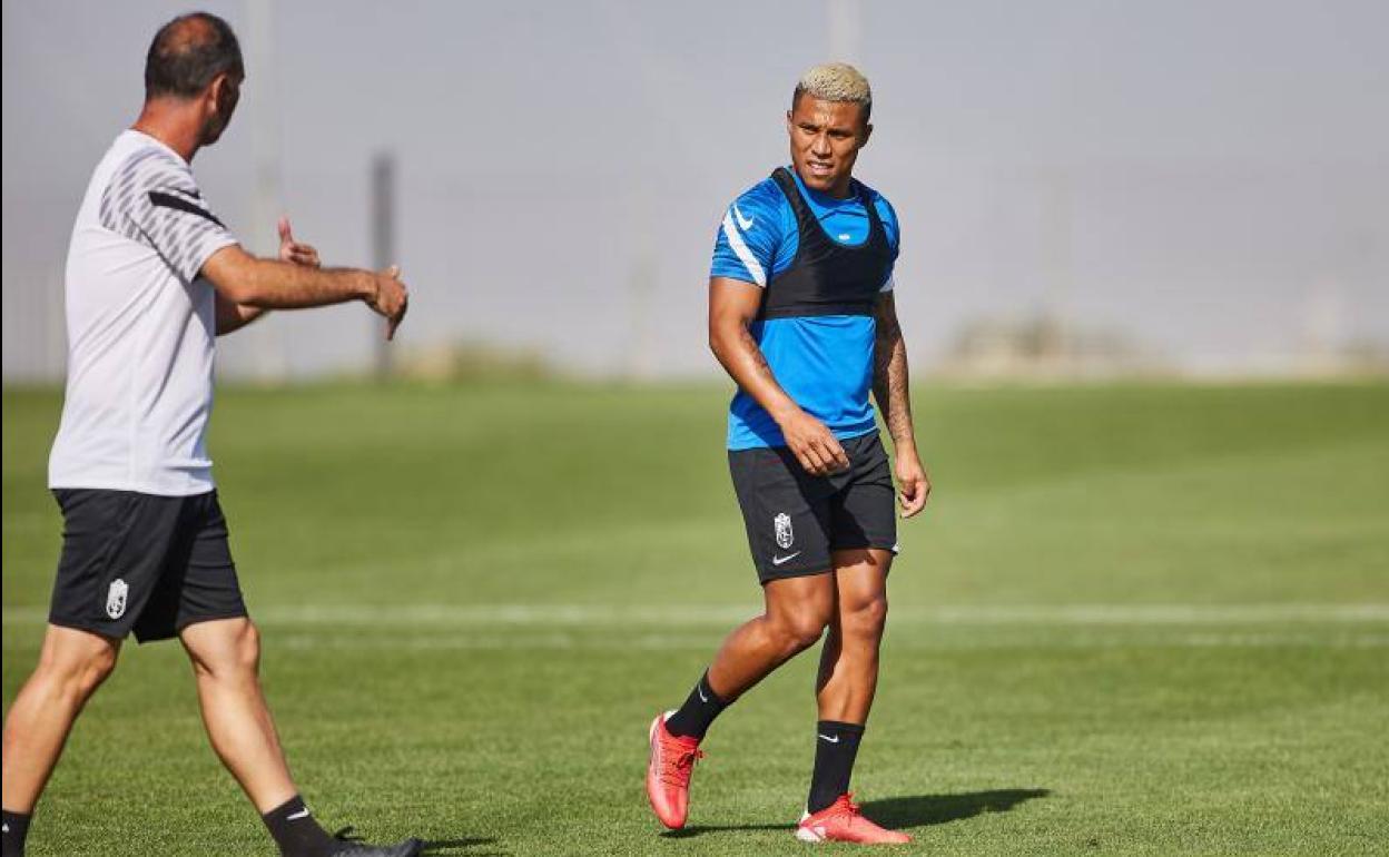 Darwin Machís escucha al preparador físico Juanjo del Ojo en el entrenamiento del viernes. 