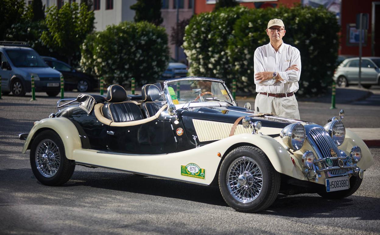 Juan Hurtado, con uno de sus modelos clásicos, diseñado y fabricado por él.