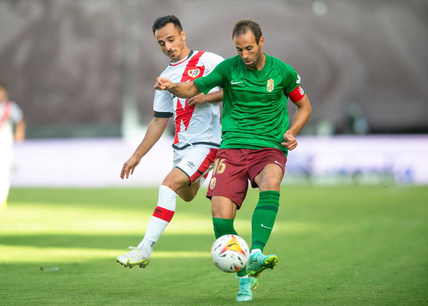 Lance del partido disputado en el estadio vallecano entre el Rayo y el Granada.