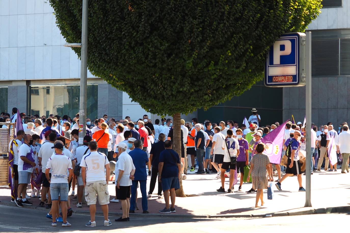 Los aficionados del club han recorrido la ciudad entre cánticos, críticas y pancartas: estos son sus mensajes