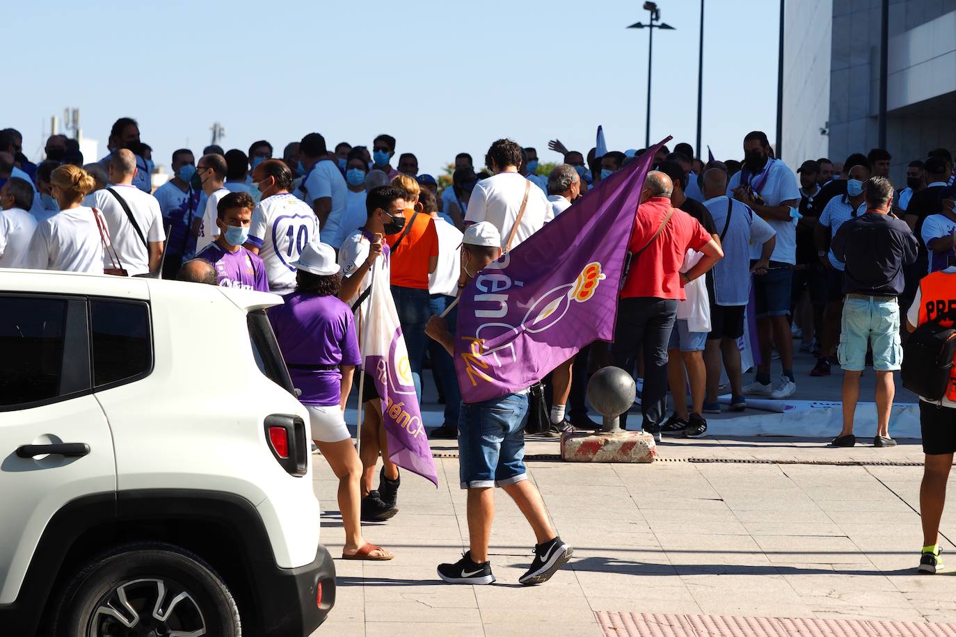 Los aficionados del club han recorrido la ciudad entre cánticos, críticas y pancartas: estos son sus mensajes
