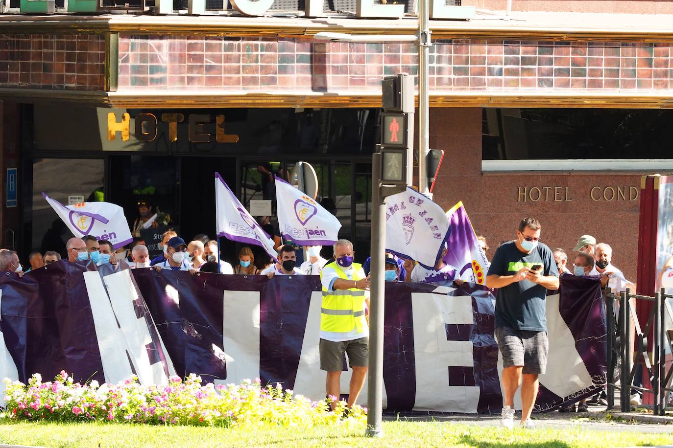 Los aficionados del club han recorrido la ciudad entre cánticos, críticas y pancartas: estos son sus mensajes